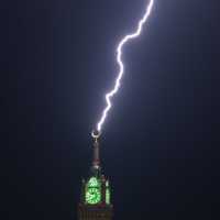 Momen Petir Sambar Menara Jam Makkah di Tengah Badai di Sekitar Masjidil Haram