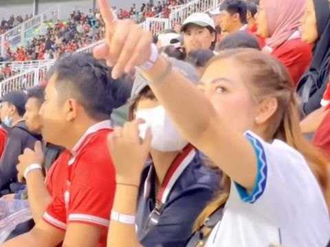     Fuji bersama dengan Delta Hesti nonton Timnas Indonesia vs Turkmenistan di Surabaya