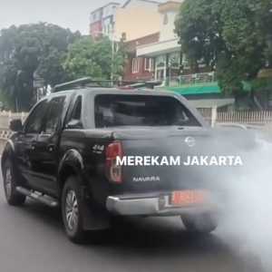 Viral Mobil Pelat Merah Pemprov DKI Jakarta Semburkan Polusi Tebal dari Knalpot