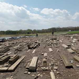 Misteri Munculnya Pemakaman Kuno di Waduk Gajah Mungkur