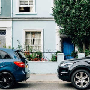 Parkir Mobil di Depan Rumah Tetangga Bisa kena Sanksi Rp1,5 M, Ini Aturan Pidananya