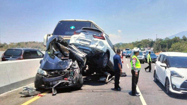 Kronologi Kecelakaan Beruntun Tol Semarang Hingga Sebabkan Mobil ...