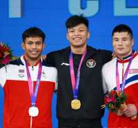 Lifter Rahmat Erwin Abdullah Rebut Medali Emas Asian Games dan Cetak Rekor Dunia