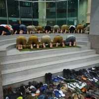 Sholat Jumat di Tangga Masjid, Bagaimana Hukumnya