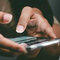 Main Handphone Saat Khotbah Jumat, Bagaimana Hukumnya?