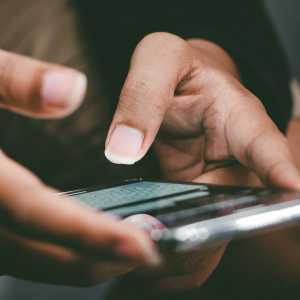 Main Handphone Saat Khotbah Jumat, Bagaimana Hukumnya?