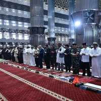 Perlukah Makmum Membaca Surah Al Fatihah Saat Sholat Berjamaah, Ini Hukumnya