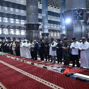 Perlukah Makmum Membaca Surah Al Fatihah Saat Sholat Berjamaah, Ini Hukumnya