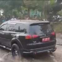 Mobil Pejabat di Bengkulu Tak Berhenti Saat Lintasi Jalan Rusak yang Didemo Warga