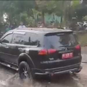 Mobil Pejabat di Bengkulu Tak Berhenti Saat Lintasi Jalan Rusak yang Didemo Warga