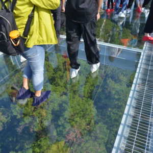 6 Destinasi Jembatan Kaca di Indonesia, Uji Nyali Sambil Nikmati Keindahan Alam