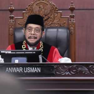 Paman Gibran Rakabuming, Anwar Usman Dilarikan ke Rumah Sakit Usai Jatuh di MK
