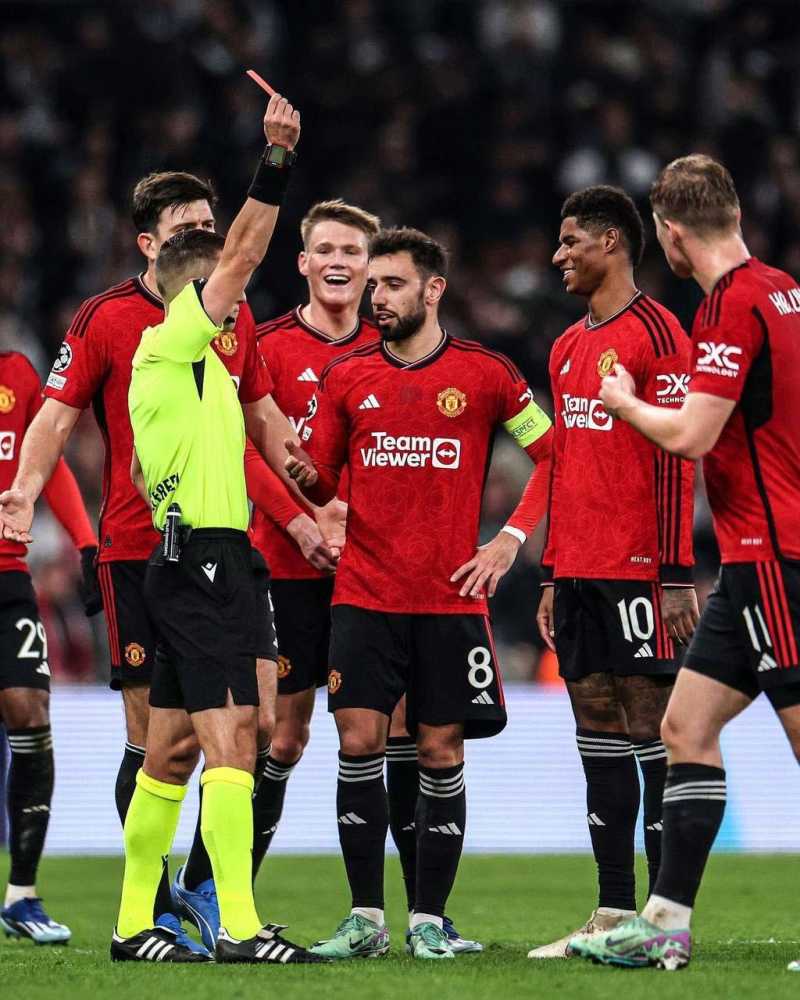     Penyerang Manchester United Marcus Rashford diganjar kartu merah karena tekel kasarnya (uefa.com)