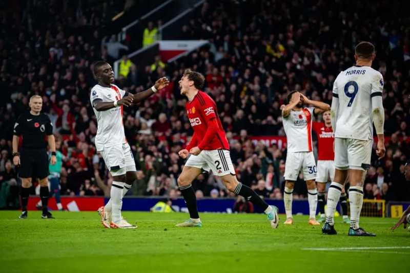     Manchester United vs Luton Town 1-0: Victor Lindelof mencetak gol tunggal kemenangan Setan Merah atas tim promosi (premierleague.com)