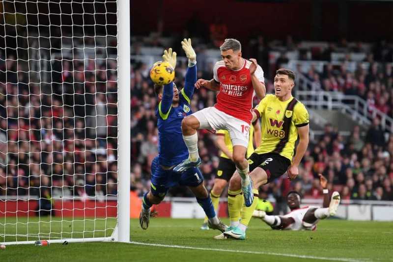     Arsenal vs Burnley 3-1: Gol pertama The Gunners dari Leandro Trossard (Premierleague.com)