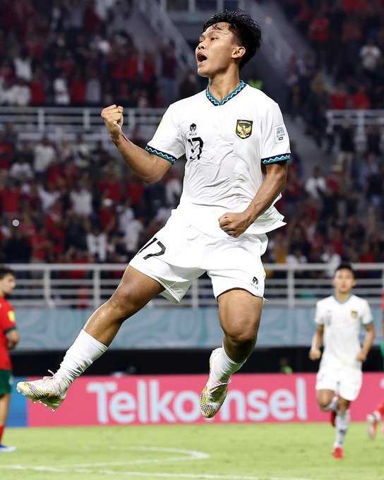     Pemain Timnas Indonesia Nabil Asyura merayakan gol usai menjebol gawang Maroko U-17 lewat tendangan bebas (@fifaworldcup - x.com)