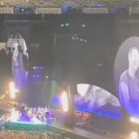 Konser Coldplay Jakarta, Momen Chris Martin Pantun: Boleh Pinjam Seratus?