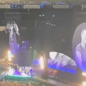 Konser Coldplay Jakarta, Momen Chris Martin Pantun: Boleh Pinjam Seratus?