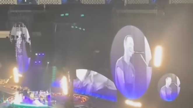 Konser Coldplay Jakarta, Momen Chris Martin Pantun: Boleh Pinjam Seratus?