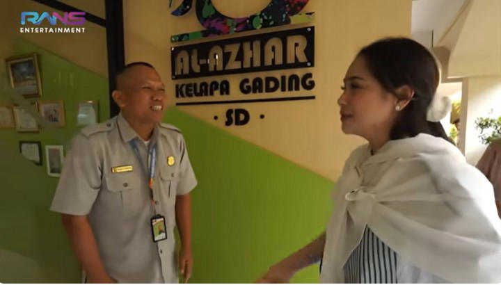     Nagita Slavina saat di SD Al Azhar Kelapa Gading (Youtube: Rans Entertainment)