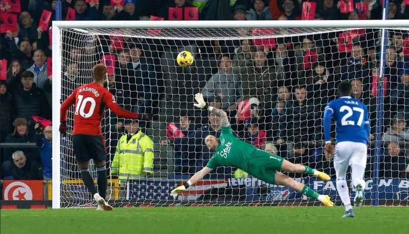     Everton vs Manchester United 0-3: Marcus rashford membuka keran gol di musim ini lewat tendangan penalti ke gawang Everton (premierleague.com)