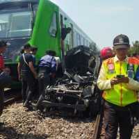Kereta Feeder Whoosh Tabrak Sigra: Ini Kronologi Hingga Jumlah Korban