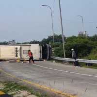 Kecelakaan Maut Tol Cipali: Bus Terguling, 8 Orang Tewas