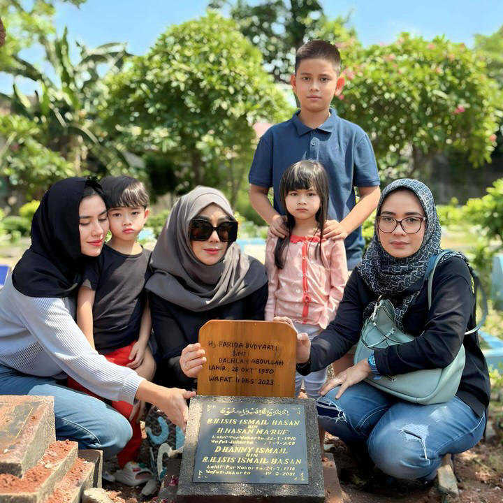     Syahnaz Sadiqah nyekar ke makam ibunda suaminya, Jeje Govinda (@amy_r_qanita/Instagram)