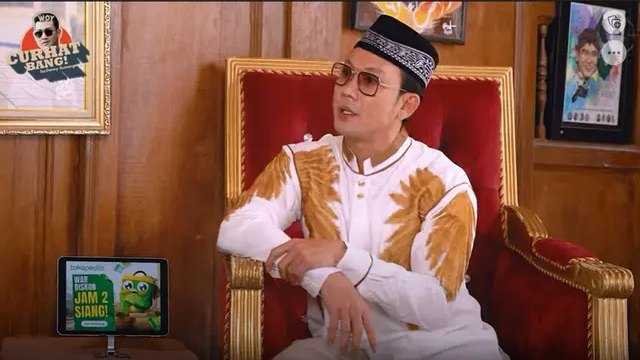     Denny Sumargo saat berkunjung ke Pesantren Ora Aji pimpinan Gus Miftah (Curhat Bang - Youtube)