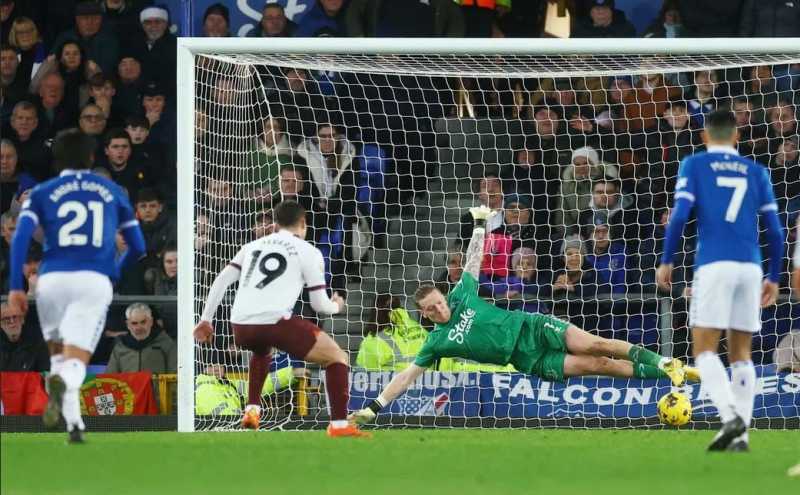     Everton vs Manchester City 1-3: Julian Alvarez menyumbang satu gol untuk The Cityzens lewat tendangan penalti