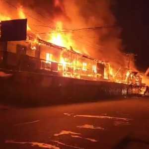 Jayapura Memanas, Massa Pengantar Jasad Lukas Enembe Bakar Ruko