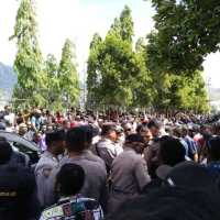 Arak-arakan Jasad Lukas Enembe di Jayapura Ricuh, Pj Gubernur Papua Kena Timpuk Batu