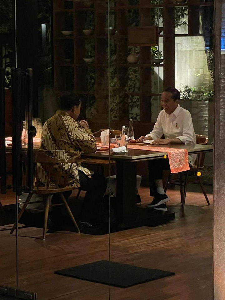     Presiden Joko Widodo makan malam berdua dengan Menteri Pertahanan Prabowo Subianto (Ist)