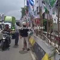 Pemotor Kakek-Nenek Jatuh Gegara Bendera Parpol di Flyover Kuningan, Ini Kronologinya