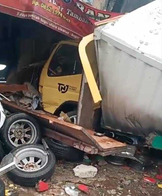     Kecelakaan beruntun di Jalan Raya Puncak, Bogor, Jawa Barat (ist)