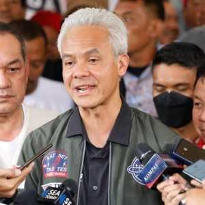 Ganjar Pranowo Minta Jokowi Jelaskan Pose Dua Jari dari Mobil Kepresidenan