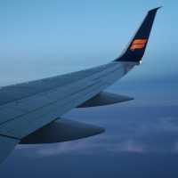 Pria Ini Nekat Buka Pintu Darurat dan Berdiri di Sayap Pesawat, Aksinya Justru Dibela