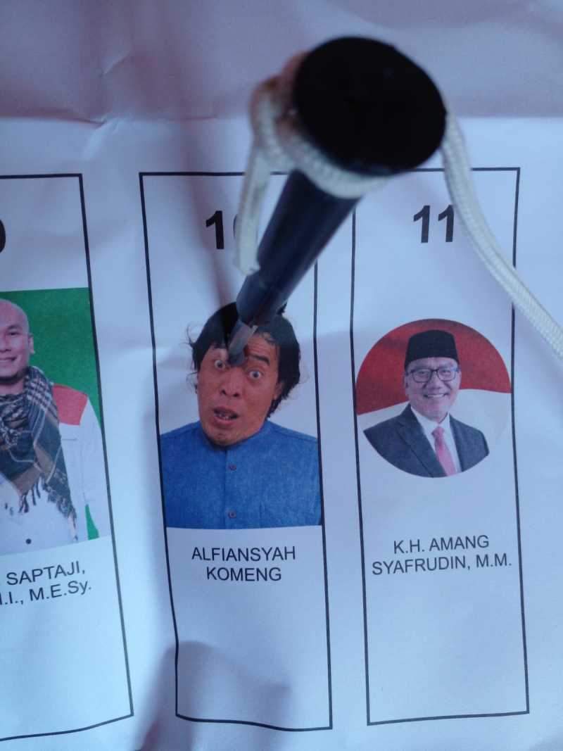    Coblos surat suara foto Komeng