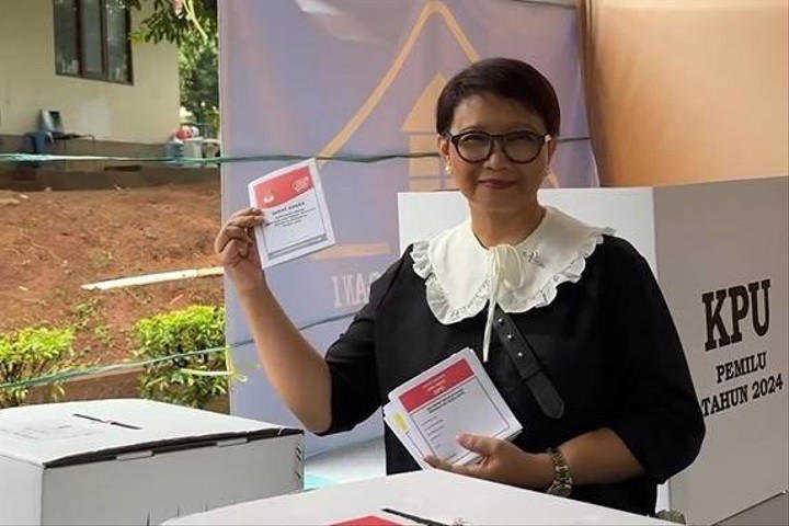     Menteri Luar Negeri Retno Marsudi saat mencoblos di TPS (@retno_marsudi/Instagram)