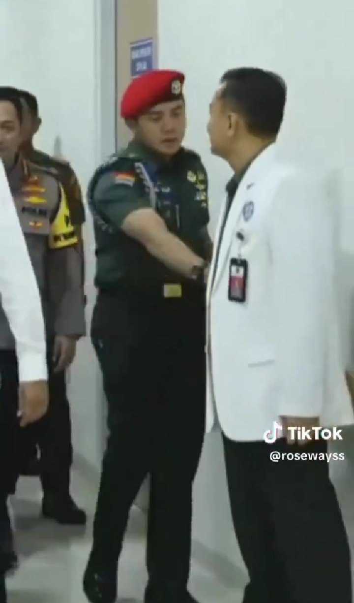     Viral aksi Mayor Teddy Indra Wijaya, ajudan Prabowo Subianto, menarik dokter Gunawan