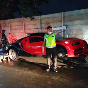 Viral Mobil Supercar 'Bugatti' Patah As Roda di Depok