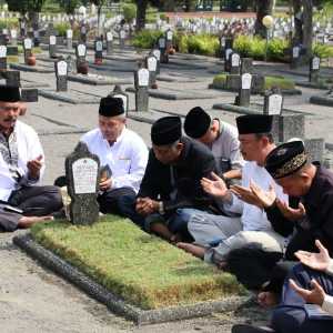 Jadi Tradisi Jelang Ramadan, Ini Hukum Ziarah Kubur
