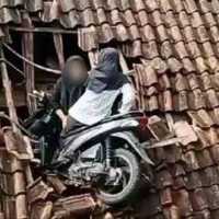 2 Siswi SD Nyungsep di Genting Rumah Saat Ngabuburit, Kok Bisa?