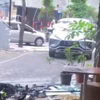 Lagi-lagi Xpander Berulah, Kini Tabrak Kafe di Surabaya