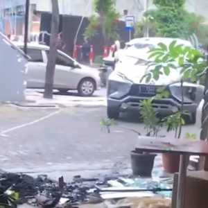 Lagi-lagi Xpander Berulah, Kini Tabrak Kafe di Surabaya