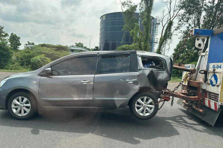     Grand Livina ditabrak Porsche di tol Sidoarjo (Ist)