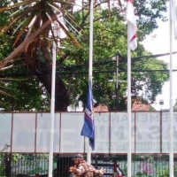 Surya Paloh Terima Hasil Pilpres, Relawan Turunkan Bendera Nasdem di Markas AMIN