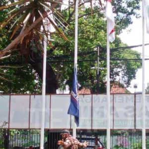 Surya Paloh Terima Hasil Pilpres, Relawan Turunkan Bendera Nasdem di Markas AMIN