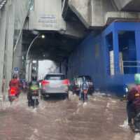 Hujan Deras, Kawasan Kelapa Gading Jakut Dikepung Banjir Hingga 40 Cm