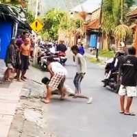 Viral Pria Kesurupan di Jalanan Usai Tebang Pohon di Bali
